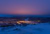 Ende Januar führte mich meine erste Polarlicht-Fotoreise 2014 nach Utsjoki, der nördlichsten Gemeinde in der EU. Ein paar Tage später habe ich diesen Blick von oben auf den Ort fotografiert. Rechts ist Norwegen, links Finnland. Die 