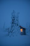 Hütte in der Dämmerung der Polarnacht bei Salla in finnisch Lappland