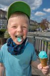 Mein Patenkind Vincent beim Eisdielentest für das WOLL-Magazin auf dem Kirchplatz in Bad Fredeburg