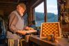 Der Schreiner Gerhard Lingemann aus dem Sorpetal im Schmallenberger Sauerland ist mit großem Eifer bei der Arbeit, wenn es darum geht, aus Holz kleine, kreative Dinge zu fertigen.