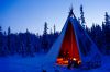 Auf einer Hundeschlittentour durch finnisch Lappland dient in der Nähe von Muonio ein Lavvu als Unterkunft. Ein Lavvu ist das traditionelle Nomadenzelt der Sami, der Rentiernomaden Europas.