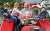 Bauern Johannes ist mit Enkelkindern und Gastkindern auf dem Traktor in Schmallenberg-Ebbinghof unterwegs.
