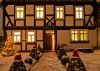 Das älteste Fachwerkhaus in Bad Fredeburg im Schmallenberger Sauerland wird jedes Jahr weihnachtlich geschmückt.