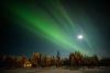 Wenn Polarlicht fotogen ist, ist es auch stark genug, um nicht vom Licht des Vollmondes oder den Lichtern eines Ortes beeinträchtigt zu werden. (hier: Sallatunturi, Ostlappland, Finnland)