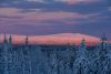 Für dieses Jahr scheint die Sonne das letzte Mal auf die Ylläs-Berge am Südende des Pallastunturi Nationalparks in Finnisch-Lappland. Am nächsten Tag beginnt die Polarnacht. Die Sonne bleibt bis Mitte Januar unter dem Horizont. 